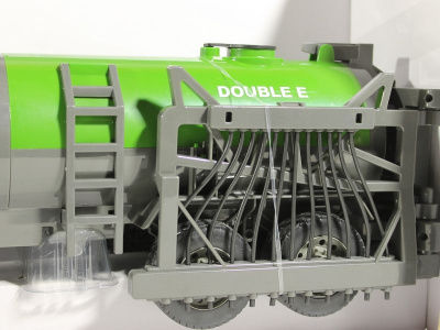 Радиоуправляемый сельскохозяйственный трактор с поливальной установкой Double Eagle 1:16, поливает водой