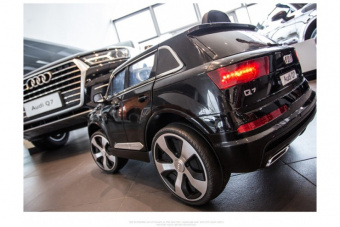 Радиоуправляемый детcкий электромобиль AUDI Q7