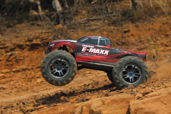 Модель автомобиля E-MAXX с электродвигателем