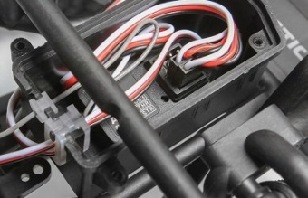 Краулер Axial 1/10 Wraith Spawn 4WD Rock Racer Brushed RTR (белый)