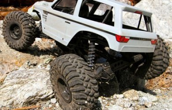 Краулер Axial 1/10 Wraith Spawn 4WD Rock Racer Brushed RTR (белый)