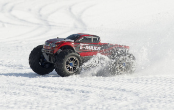 Модель автомобиля E-MAXX с электродвигателем