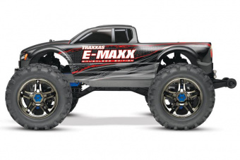 Модель автомобиля E-MAXX с электродвигателем