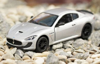 Машина инерционная Kinsmart Maserati GranTurismo MC Stradale 1:38