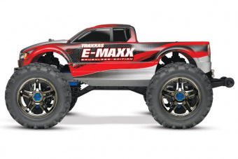 Модель автомобиля E-MAXX с электродвигателем